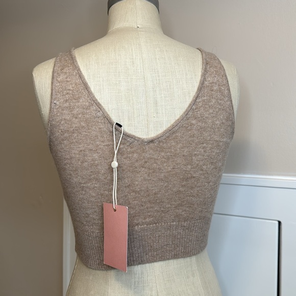 Quince V-Neck Mongolian Cashmere Crop Top Heathered Oatmeal - Picture 2 of 5